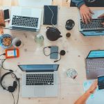 Mesa de trabajo de contadores con sus computadoras personales trabajando en la liquidación de impuestos