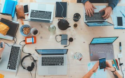 Mesa de trabajo de contadores con sus computadoras personales trabajando en la liquidación de impuestos