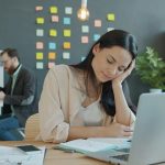 Mujer durmiendo en su escritorio