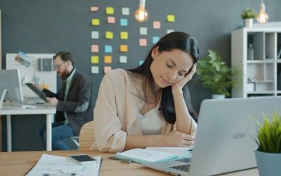Mujer durmiendo en su escritorio