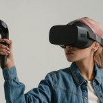 mujer usando visor de realidad virtual
