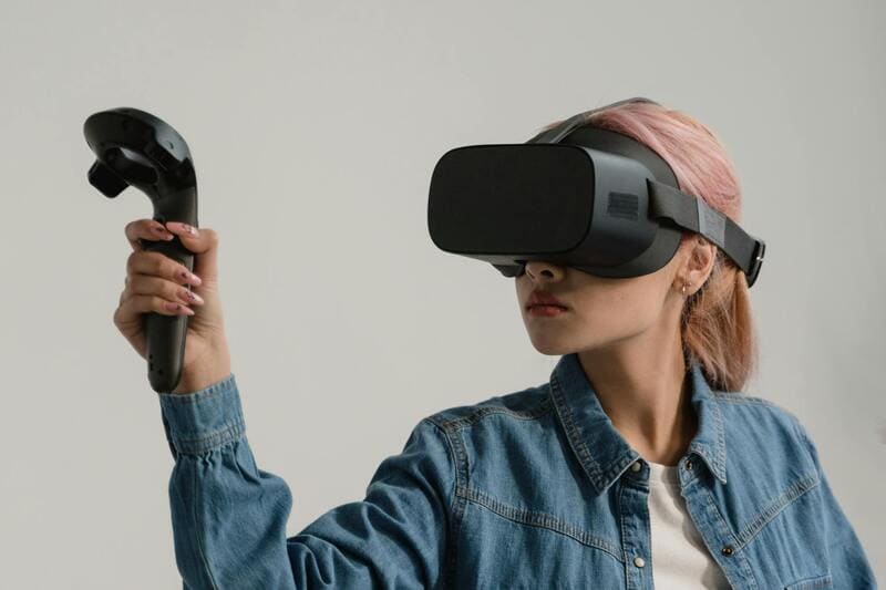 mujer usando visor de realidad virtual