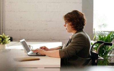 mujer sentada frente a una computadora
