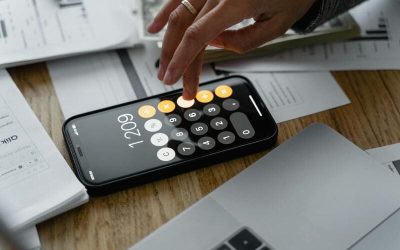 persona usando la calculadora del celular