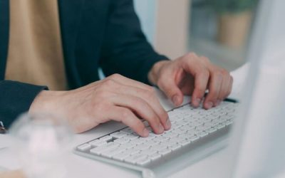hombre usando un teclado de computadora