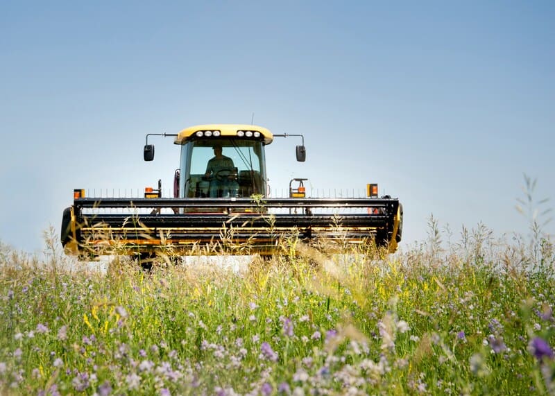 Tractor en un campo de alfalfa