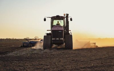 tractor arando el campo
