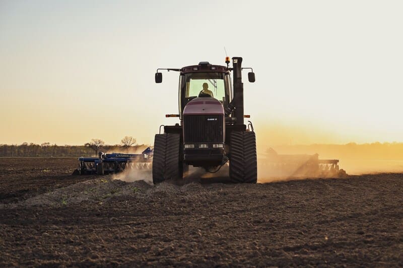 tractor arando el campo