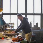 hombre trabajando en carpintería