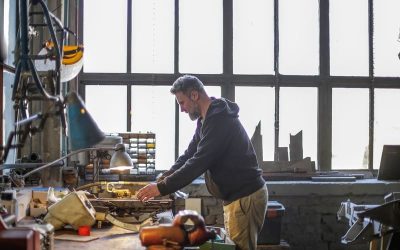 hombre trabajando en carpintería