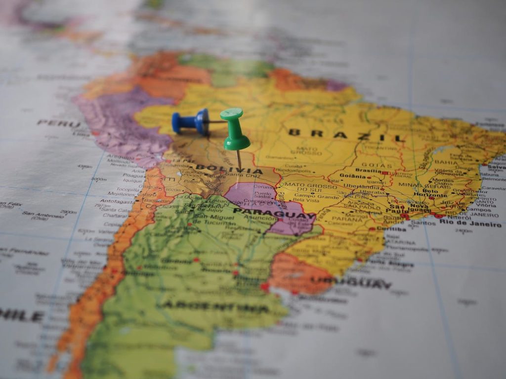 Mapa con pines clavados
