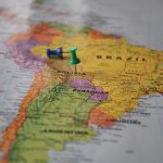 Mapa con pines clavados