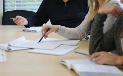 gente con cuadernos en una mesa