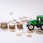 tractor de juguete con monedas