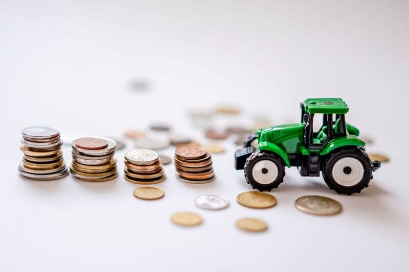 tractor de juguete con monedas