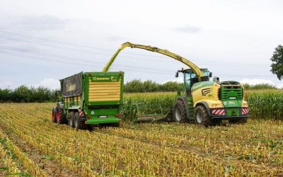 maquinaria de campo cosechando