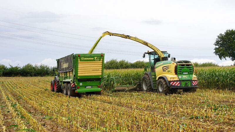 maquinaria de campo cosechando