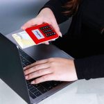 Mujer con una computadora y un posnet