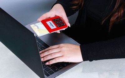 Mujer con una computadora y un posnet