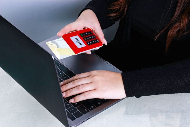 Mujer con una computadora y un posnet