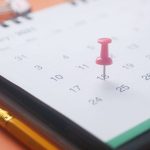 calendario con un pin marcando una fecha