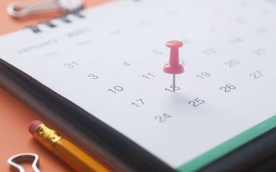 calendario con un pin marcando una fecha