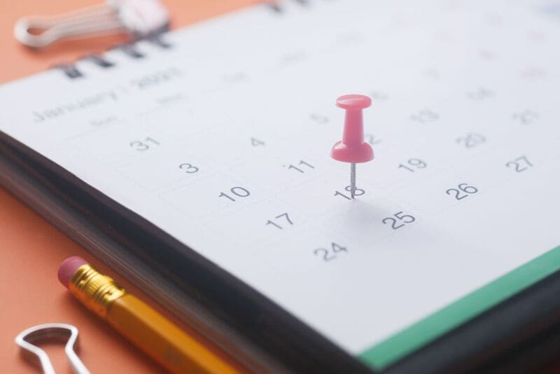 calendario con un pin marcando una fecha
