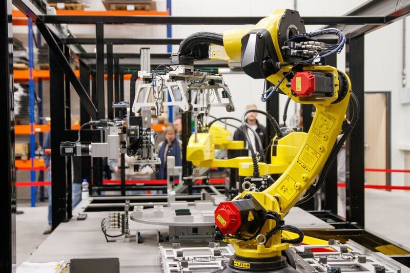 Robot en una fábrica