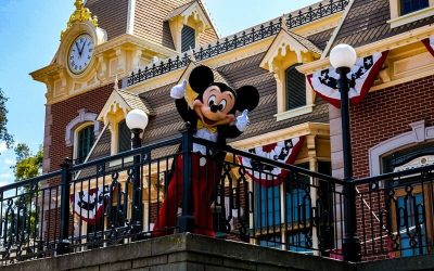Mickey Mouse en un balcón