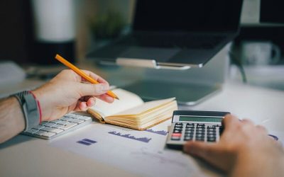 manos en escritorio con calculadora