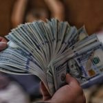 dolares en las manos