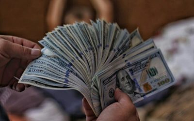 Dólares en el colchón- qué tenés que saber antes de ir al banco a depositarlos dolares en las manos