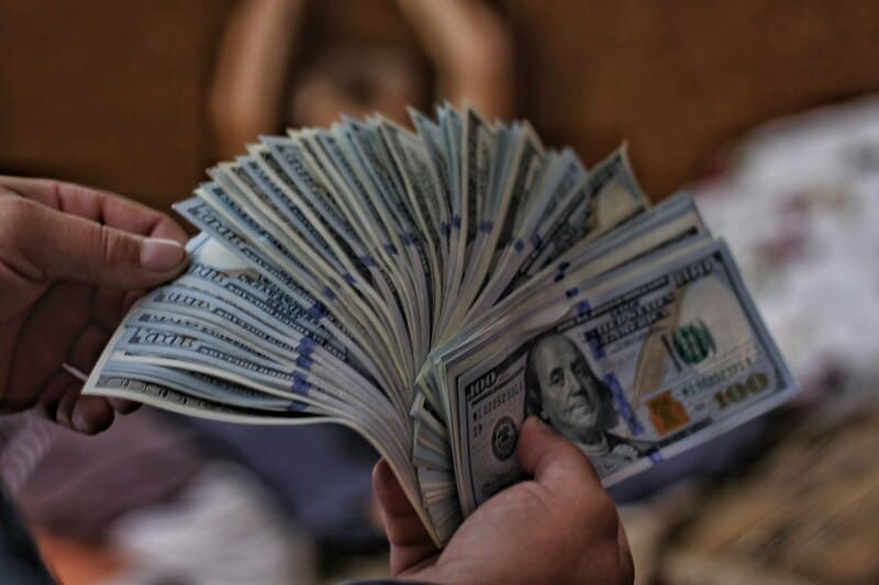 dolares en las manos