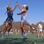 mujeres jugando al futbol
