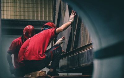 El nuevo Fondo de Asistencia Laboral (FAL)- claves para su implementación profesional trabajadores con remera roja