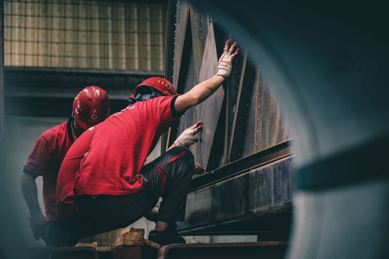 trabajadores con remera roja