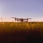 dron sobre el campo