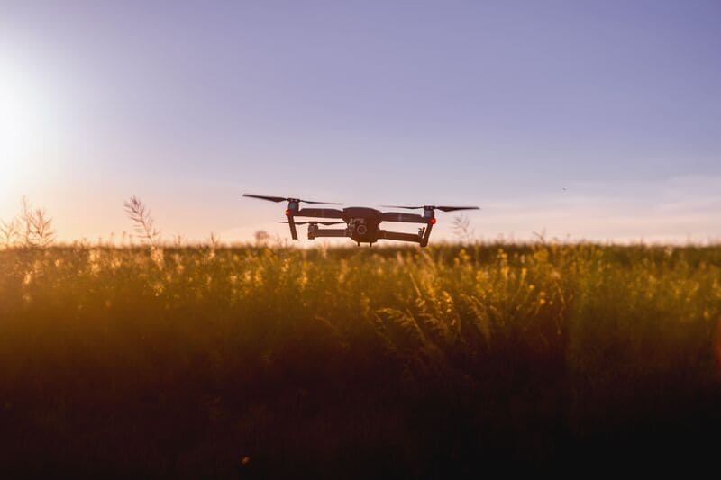 dron sobre el campo