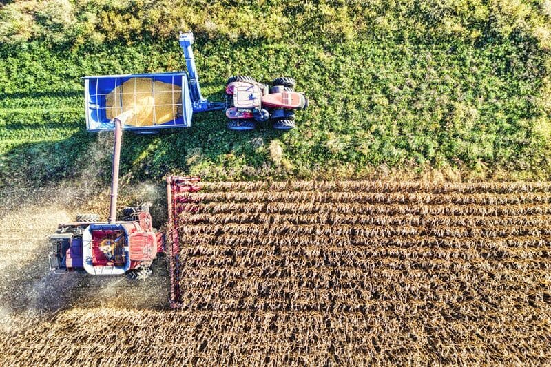 maquina agrícola cosechando